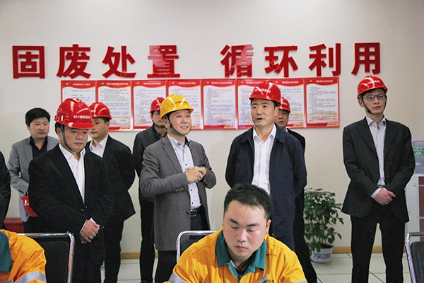 2016年3月，浙江省人大常委会副主任赵光君（右二，时任金华市委书记）来集团调研水泥窑协同处置固废项目，肯定集团在“五水共治”、环境?；さ确矫孀鞒龅墓毕? onclick=