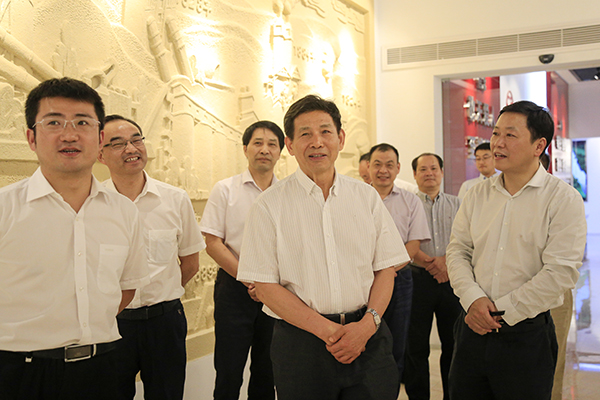 2017年9月，中国建筑材料联合会会长乔龙德（中）来集团调研，充分肯定集团在创新驱动、绿色发展、“一带一路”等方面取得的成绩