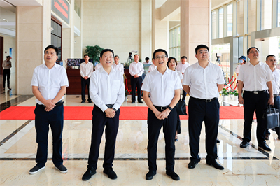 2022年8月，兰溪市委书记戴翀(左三)来红狮集团调研