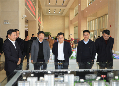 2021年12月，兰溪市委副书记、市长朱俊华（中）来红狮集团调研