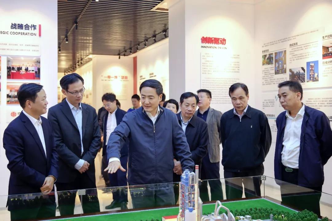 浙江省人大常委会副主任赵光君（左三）看望省人大代表、红狮集团董事长章小华